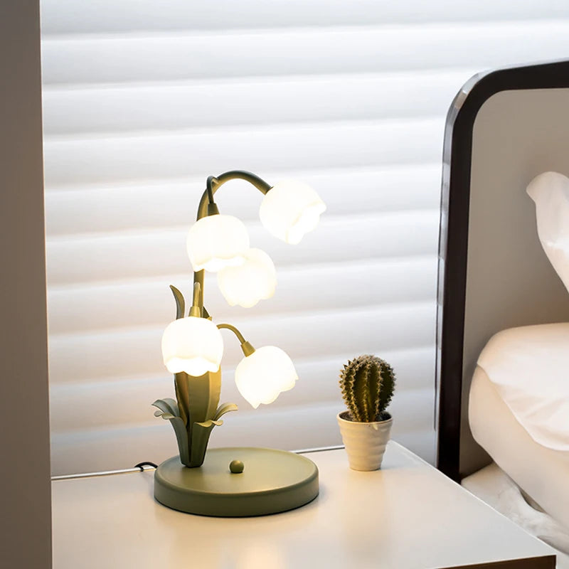 Vintage Floral Lily Table Lamp