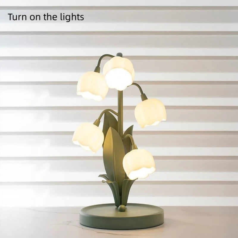 Vintage Floral Lily Table Lamp